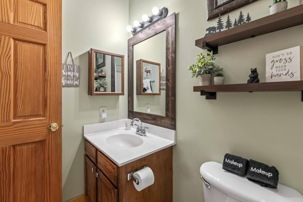 Cozy Cabin In The Smokies!!! Fully Furnished And Complete With Community Indoor And Outdoor Pools And Spas, Game And Fitness Rooms As Well As A Private Hot Tub بيدجن فورج المظهر الخارجي الصورة