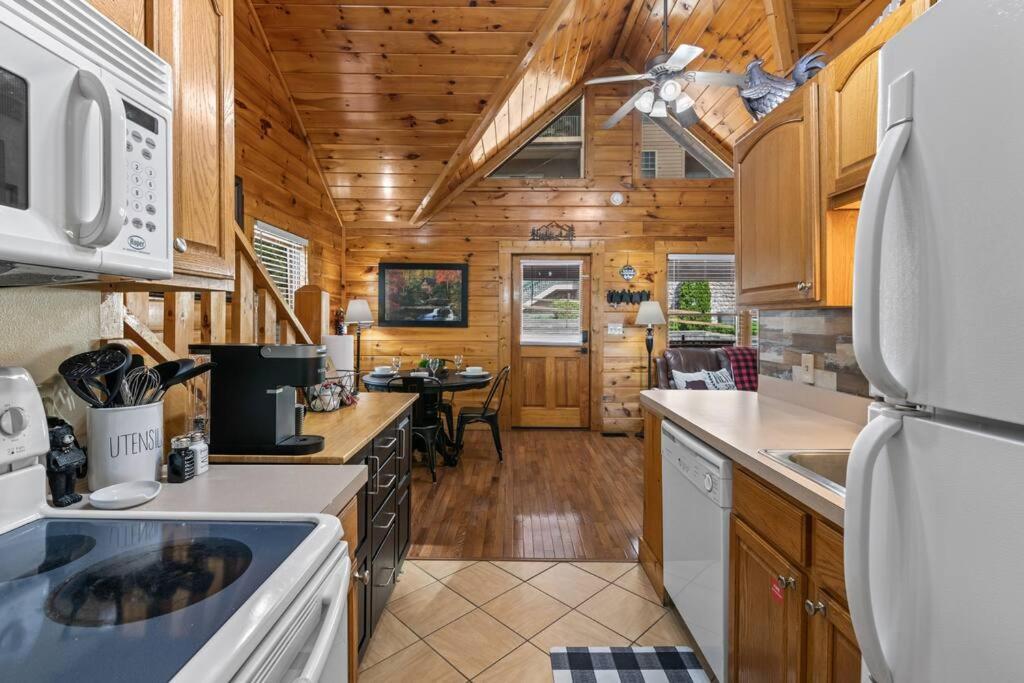 Cozy Cabin In The Smokies!!! Fully Furnished And Complete With Community Indoor And Outdoor Pools And Spas, Game And Fitness Rooms As Well As A Private Hot Tub بيدجن فورج المظهر الخارجي الصورة