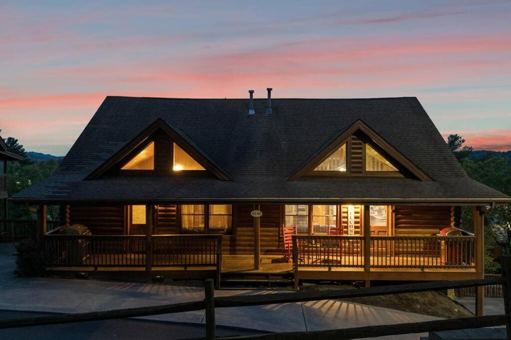 Cozy Cabin In The Smokies!!! Fully Furnished And Complete With Community Indoor And Outdoor Pools And Spas, Game And Fitness Rooms As Well As A Private Hot Tub بيدجن فورج المظهر الخارجي الصورة